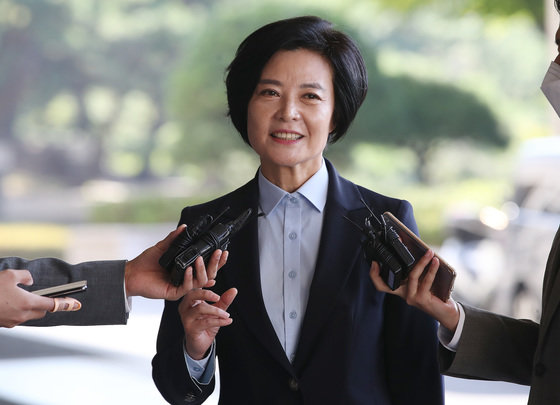 이정근 전 더불어민주당 사무부총장이 23일 오전 서울 서초구 서울중앙지방검찰청에서 피의자 신분으로 소환 조사에 출석하며 입장을 밝히고 있다. 이 전 사무부총장은 청탁을 빌미로 억대 금품을 수수한 의혹 등을 받고 있다. 2022.9.23. 뉴스1