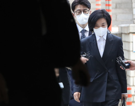 청탁을 명목으로 10억원 가량의 금품을 수수한 의혹을 받고 있는 이정근 전 민주당 사무부총장이 30일 오전 서울 서초구 서울중앙지방법원에서 열린 영장실질심사에 출석하고 있다. 2022.9.30. 뉴스1