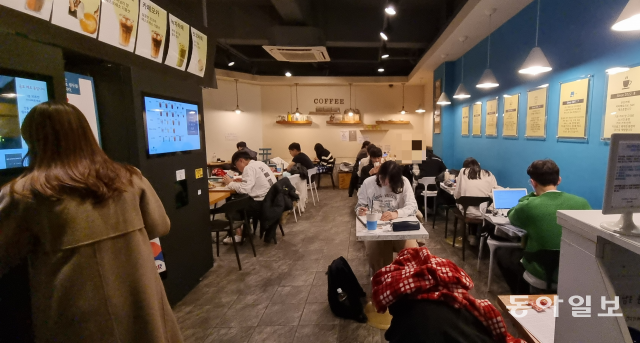 14일 서울 동작구의 한 무인 카페 내에 공부를 하고 있는 손님들이 좌석을 가득 메우고 있다. 최미송 기자 cms@donga.com