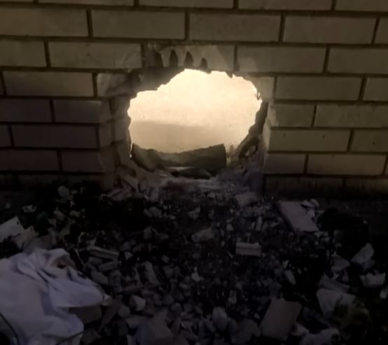 버지니아주 뉴포트뉴스 교도소에서 발견한 탈옥 구멍. NBC NEWS 유튜브 캡처