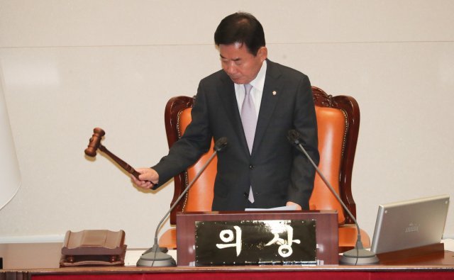 김진표 국회의장이 23일 국회 본회의 개의를 알리는 의사봉을 두드리고 있다. 뉴스1