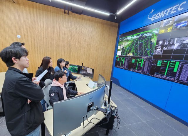 대전 유성구의 컨텍 2캠퍼스 내부에 마련된 위성 관제 시스템 (출처=IT동아)