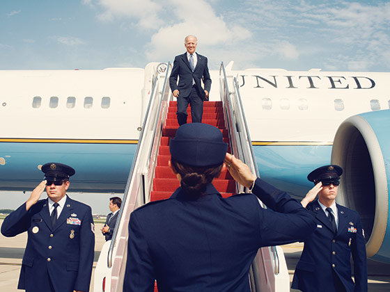 전용기 에어포스원에서 내리고 있는 조 바이든 미국 대통령. 대통령이 에어포스원에 타고 내릴 때 군의 거수경례를 받는 것이 관례다. 백악관 홈페이지