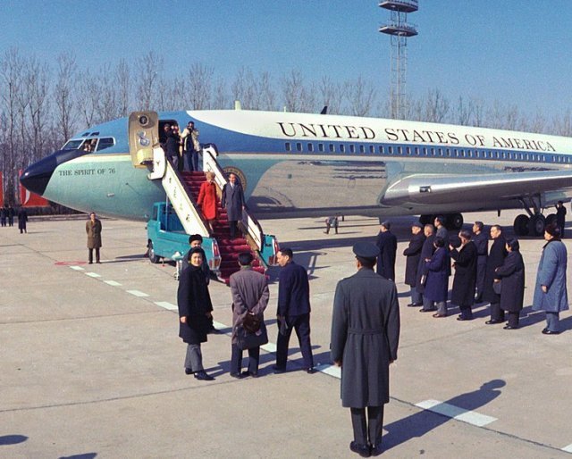 1972년 중국 방문 때 에어포스원에서 내리고 있는 리처드 닉슨 대통령 부부. 위키피디아