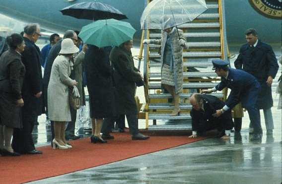 1975년 오스트리아 방문 때 에어포스원 계단을 내려오다가 넘어진 제럴드 포드 대통령. 제럴드 포드 대통령 도서관 겸 박물관 홈페이지