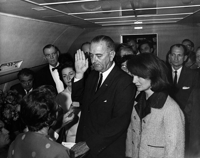 1963년 존 F 케네디 대통령 암살 후 린든 존슨 대통령이 에어포스원에서 취임 선서를 하는 모습. 그의 왼쪽으로 재클린 케네디 여사, 오른쪽으로 부인 ‘레이디 버드’ 여사. 존 F 케네디 대통령 도서관 홈페이지