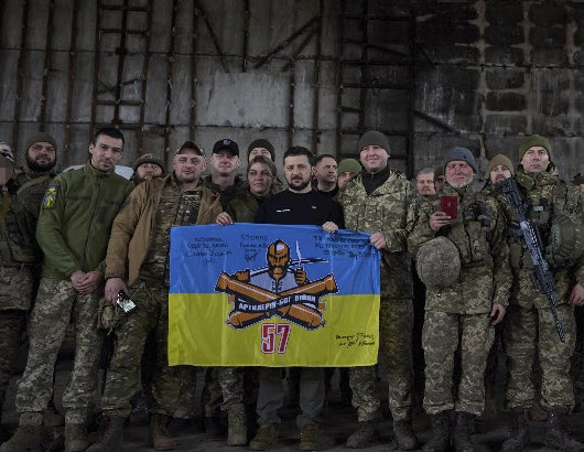 바흐무트 찾은 젤렌스키 22일 볼로디미르 젤렌스키 우크라이나 대통령이 러시아와 격전을 벌이고 있는 도네츠크 지역의 바흐무트를 방문해 자국 병사들과 군부대 깃발을 들고 사진을 촬영하고 있다. 바흐무트=AP 뉴시스