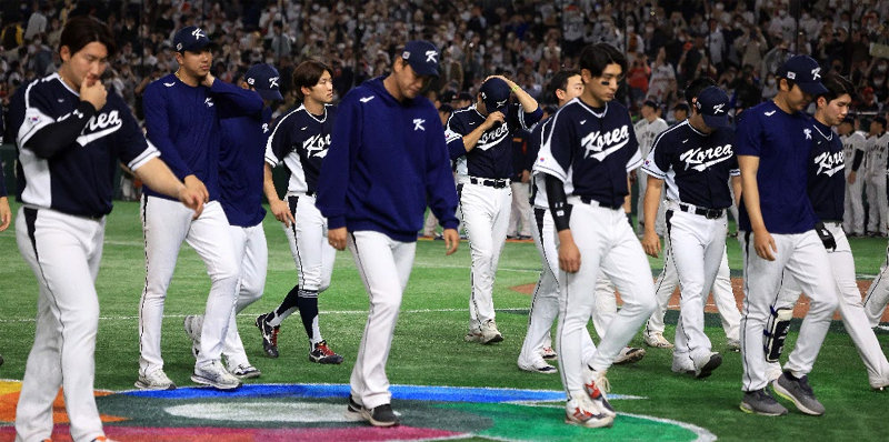 한국야구, 2026년엔 웃을 수 있을까 한국 야구 대표팀 선수들이 10일 일본 도쿄돔에서 열린 2023 월드베이스볼클래식(WBC) 조별리그 B조 한일전에서 4-13으로 
패한 뒤 경기장에서 빠져나오고 있다. 한국 야구가 뒷걸음치는 동안 세계 야구는 외연 확장에 성공하면서 한국 야구는 더 큰 어려움과
 마주하게 됐다. 도쿄=뉴시스