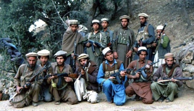 아프가니스탄의 무장 게릴라 조직을 가리키는 ‘무자헤딘’은 원래 ‘성전을 행하는 이슬람 전사’를 뜻하는 말이다. 이들은 1979년 소련이 아프가니스탄을 침공하자 산과 계곡 등에 숨어 무장 투쟁을 벌인 끝에 1989년 소련군을 쫓아냈다. 이때 무자헤딘을 이끈 아흐마드 샤 마수드는 ‘아프가니스탄의 나폴레옹’으로 불렸다. 사진 출처 위키미디어