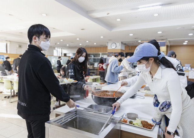 서울 성북구 고려대 학생회관 학생식당에서 학생들이 ‘마음든든 아침’을 배식받고 있다. 고려대 제공
