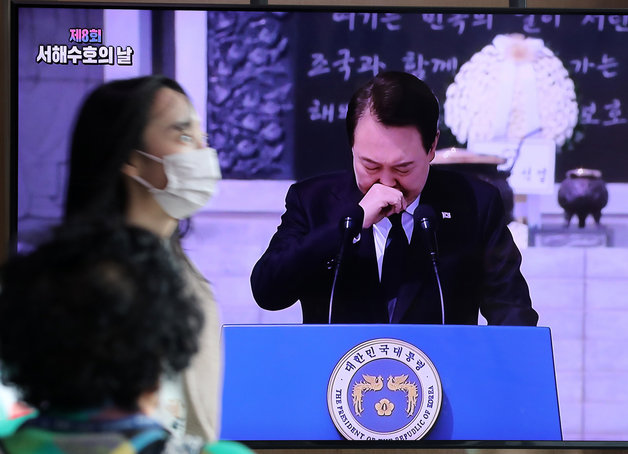 24일 오전 서울역 대합실에서 시민들이 윤석열 대통령이 ‘제8회 서해 수호의 날 기념식’ 때 ‘55용사’ 이름을 부르기에 앞서 울컥하는 모습을 생방송으로 시청하고 있다. ⓒ News1