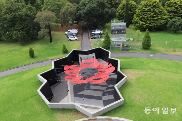 멜버른 전쟁기념관에 있는 양귀비 꽃 모양의 지붕 조형물.   전승훈 기자 raphy@donga.com