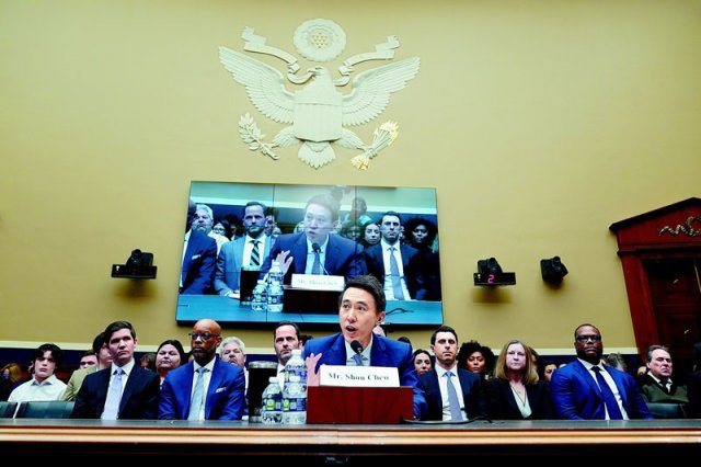 美의회 불려나온 틱톡 CEO 중국 동영상 공유 플랫폼 ‘틱톡’의 저우서우쯔 최고경영자(CEO·앞줄 가운데)가 
23일(현지 시간) 워싱턴에서 열린 하원 청문회에 등장해 “틱톡은 중국 정부의 요청에 따라 콘텐츠를 홍보하거나 삭제하지 않는다”고
 주장했다. 참석한 미 의원들은 여야를 가리지 않고 “틱톡은 중국공산당이 미국을 조종하고 착취하는 무기”라며 즉각 퇴출을 
촉구했다. 워싱턴=AP 뉴시스