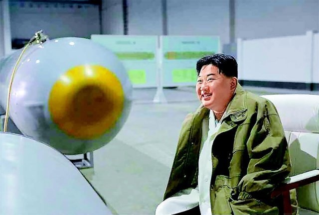 北 핵어뢰 ‘해일’ 옆에서 웃고 있는 김정은 북한이 시험 발사한 수중 드론 방식의 핵어뢰 ‘핵무인수중공격정’이 수면 
아래에서 잠항하며 목표물로 향하고 있다. 북한은 21일 발사한 핵어뢰 ‘해일’이 59시간여 만인 23일 “적 항구를 가상한 
(함경남도) 홍원만 수역에 도달해 수중 폭발했다”고 밝혔다. 김정은 북한 국무위원장이 핵어뢰 옆에서 웃고 있다. 뒤쪽에 핵어뢰 
설계도로 추정되는 도면이 보인다. 노동신문 뉴스1