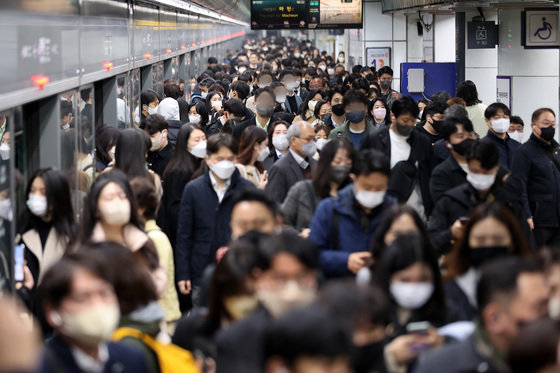 지하철·버스 등 대중교통에 대한 마스크 착용 의무 해제 첫날인 20일 서울 종로구 광화문역에서 대다수의 시민들이 마스크를 착용한 채 지하철을 이용하고 있다./뉴스1 ⓒ News1