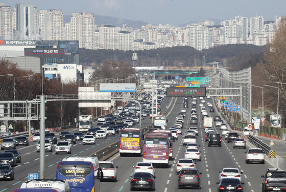 일요일 26일 전국 고속도로는 나들이 차량의 증가로 다소 붐빌 것으로 예상된다. 경기 오산시 경부고속도로 오산IC 인근 상하행선. 2023.1.24 뉴스1