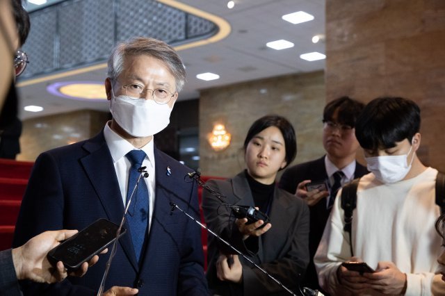 민형배 무소속 의원이 23일 오후 서울 여의도 국회에서 취재진 질문에 답변하고 있다. 사진=뉴스1