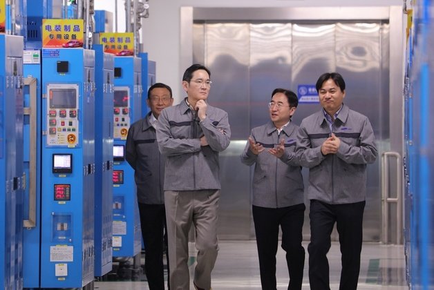 이재용 삼성전자 회장이 24일 중국 텐진에 위치한 삼성전기 사업장을 방문해 MLCC 생산 공장을 점검하는 모습. 삼성전자 제공