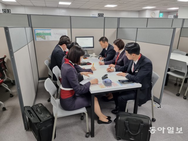 26일 김포국제공항 이스타항공 사무실에서 ZE205편에 탑승하는 승무원들이 사전 브리핑을 하고 있다.