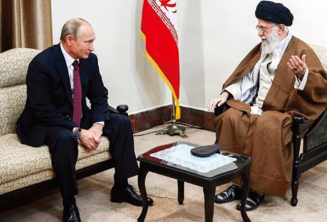 블라디미르 푸틴 러시아 대통령(왼쪽)이 2022년 7월 테헤란을 방문해 아야톨라 알리 하메네이 이란 국가 최고지도자와 대화하고 있다. [크렘린궁]