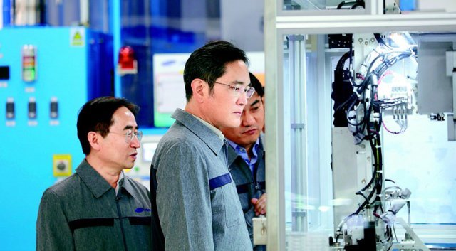 이재용 삼성전자 회장(왼쪽에서 두 번째)이 24일 중국 톈진에 위치한 삼성전기 사업장을 방문해 적층세라믹콘덴서(MLCC) 생산라인을 점검하고 있다. 삼성전자 제공