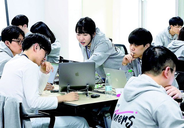 25일 경기 이천 LG인화원에서 열린 ‘LG AI 해커톤’ 참가자들이 경기에 집중하고 있다. LG그룹 제공