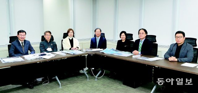 동아일보 독자위원회는 20일 한일 정상회담, 미국 반도체과학법, 학교폭력 논란 등에 대한 보도를 주제로 토론했다. 왼쪽부터 성태윤
 류재천 최은봉 위원, 김종빈 위원장, 이은경 이준웅 이승헌 위원. 김재명 기자 base@donga.com