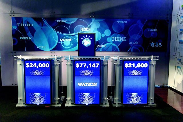 2011년 IBM의 인공지능 ‘왓슨’(가운데)이 미국 퀴즈쇼 ‘제퍼디’에 출연한 모습. 67만 권의 책에 해당하는 정보를 지닌 왓슨은 암기 위주의 시대는 끝났음을 보여줬다. 사진 출처 위키미디어