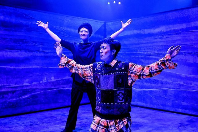 뮤지컬 ‘차차차원이 다다른 차원’에서 배우들이 춤 동작을 선보이고 있다. 금천문화재단 제공
