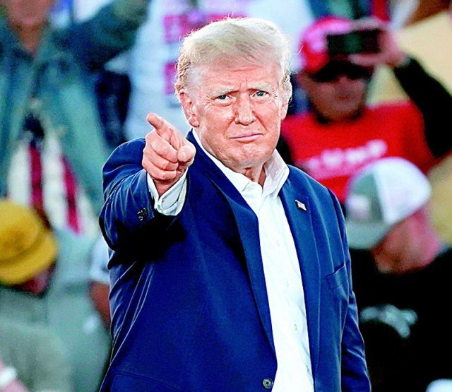 도널드 트럼프 전 미국 대통령이 25일 미국 텍사스주 웨이코 공항 유세장에서 손가락으로 어딘가를 가리키고 있다. 웨이코=AP 뉴시스