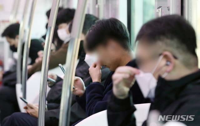 대중교통수단 마스크 착용 의무 해제 이틀째인 21일 오전 서울 지하철 1호선 열차 내 풍경