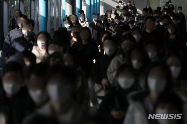대중교통수단 내 마스크 착용 의무 해제 이틀째인 21일 오전 서울 구로구 신도림역 풍경