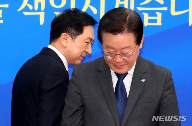 국민의힘 김기현 대표(왼쪽)와 더불어민주당 이재명 대표가 지난 15일 서울 여의도 국회에서 만나 기념촬영을 한 후 자리로 향하고 있다. 뉴시스