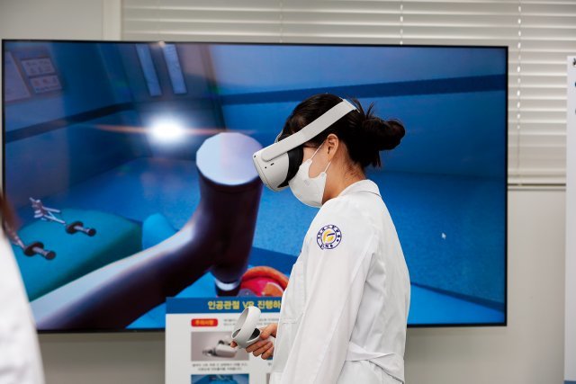 연세사랑병원은 아시아 최초로 가상현실(VR) 기술을 통해 무릎 인공관절 수술을 미리 체험해볼 수 있는 서비스도 개발했다.