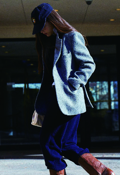 디 애퍼처의 첫 컬렉션으로 중성적인 실루엣의 그랜드파더 재킷에 니트 팬츠를 매치해 1990년대 클래식한 아이템을 재해석했다.