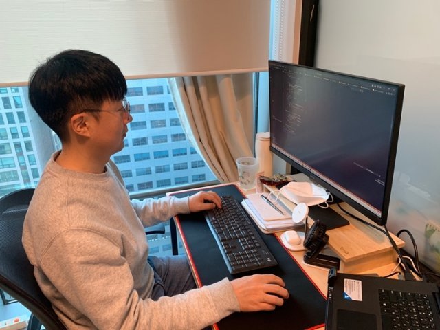 일하고 있는 권혁민 개발자, 출처=인포플라