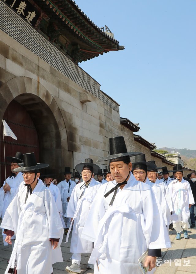 궁궐을 빠져 나와  도성길을 걷고 있는 체험단.    이훈구 기자 ufo@donga.com
