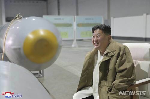 북한 조선중앙통신이 지난 24일 공개한 사진에 김정은 북한 국무위원장이 지난 21~23일 사이 함경남도 리원군 해안에서 ‘핵무인수중공격정 해일’의 훈련을 현지 지도하고 있다. 뉴시스
