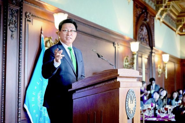 김춘진 한국농수산식품유통공사 사장이 미국 연방의회 ‘김치의 날’ 기념행사에 참석해 발언하고 있다.