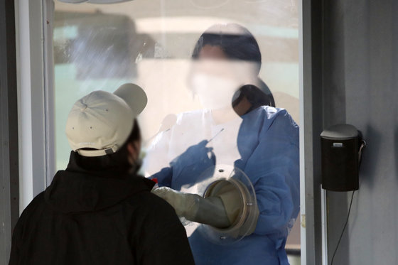 서울 용산구보건소 코로나19 선별진료소에서 한 시민이 검사를 받고 있다. 뉴스1
