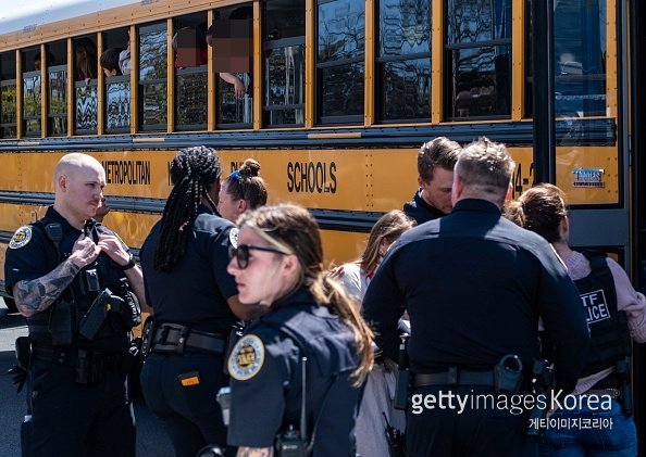 총기 난사 사건 발생 후 학생들이 가족들과 만나기 위해 학교 버스에 탑승했다. 게티이미지코리아