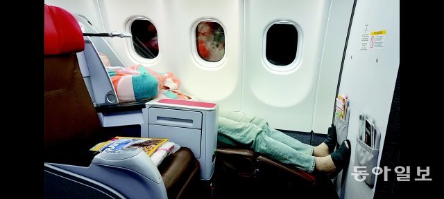 티웨이항공의 비즈니스 세이버 클래스는 침대형 좌석으로 변하는 프리미엄 플랫베드로 최대 165도까지 젖혀진다. 키 185cm의 성인도 다리를 펴고 충분히 누울 수 있다. 시드니=변종국 기자 bjk@donga.com