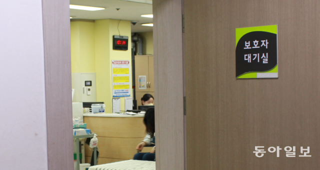 김해중앙병원 응급실 보호자 대기실에서는 응급실 의료진의 자리가 바로 보인다. 고작 네발자국 거리라 미옥은 의사가 병원을 찾아 전화하는 소리를 그대로 들었다.