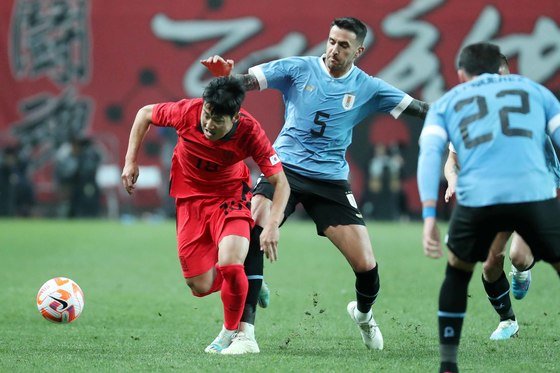 대한민국 축구 국가대표팀 이강인이 28일 오후 서울 마포구 서울월드컵경기장에서 열린 축구 국가대표 평가전 대한민국과 우루과이의 경기에서 상대 선수와 몸싸움을 벌이고 있다. 2023.3.28/뉴스1