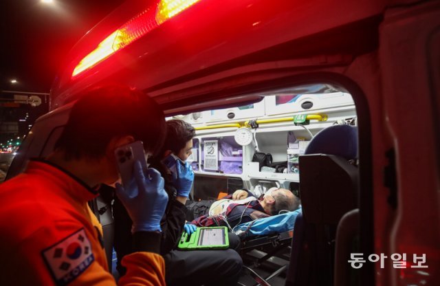 서울 한복판서 쓰러져도 25곳서 퇴짜 맞는 응급의료체계[사설]
