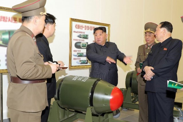 김정은 북한 국무위원장(가운데)이 27일 핵무기 병기화 사업을 지도했다고 노동신문이 28일 
보도했다. 노동신문은 김 위원장 앞에 놓인 일련번호가 찍힌 전술 핵탄두를 ‘화산-31’이라고 명명했다. 북한이 전술 핵탄두의 
모습을 공개한 건 처음이다. 노동신문 뉴스1