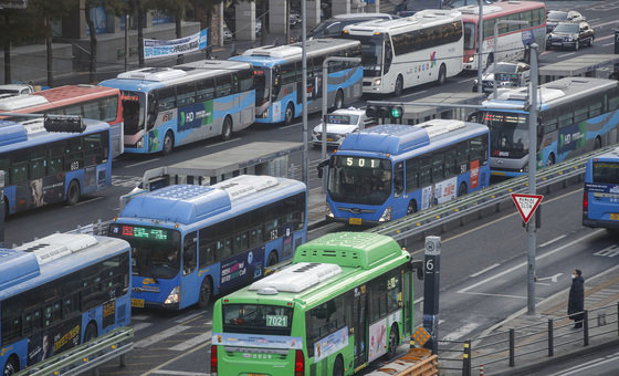 서울 중구 서울역 인근 버스정류장에서 시민들이 버스를 이용하고 있다. 2023.1.31/뉴스1