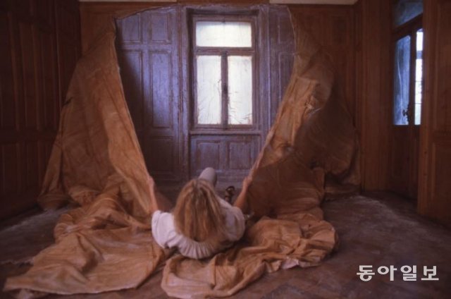 ‹신사들의 서재 스키닝›, 1978, 싱글 채널 16mm 필름 (컬러), 음향, 43. 13’47’’, 촬영 인디고 부허,  사진 제공: 하이디 부허 에스테이트