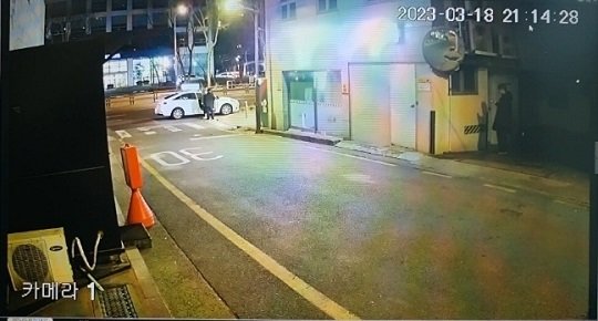 서울 강남구의 한 편의점 인근에서 택시 기사를 위협하고 있는 남성. 채널A