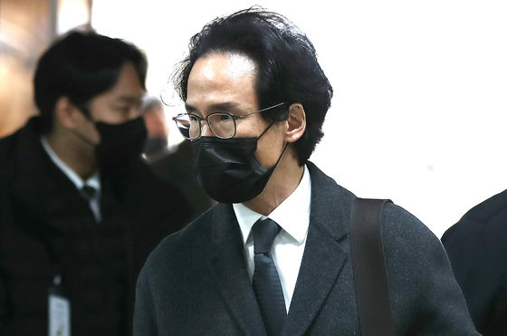 200억대 횡령·배임 혐의를 받고 있는 조현범 한국타이어 회장이 8일 오후 서울 서초구 서울중앙지법에서 열린 구속 전 피의자심문(영장실질심사)에 출석하고 있다. 2023.3.8/뉴스1